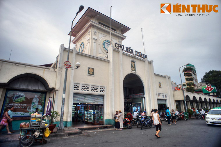 Nét kiến trúc đặc trưng của chợ tòa tháp với 4 chiếc đồng hồ ở 4 mặt phía trên cổng chính. Ba mặt còn lại của chợ có 3 cổng với kiến trúc đơn giản hơn. Trên các cổng đều có những bức phù điêu gốm rất sinh động.