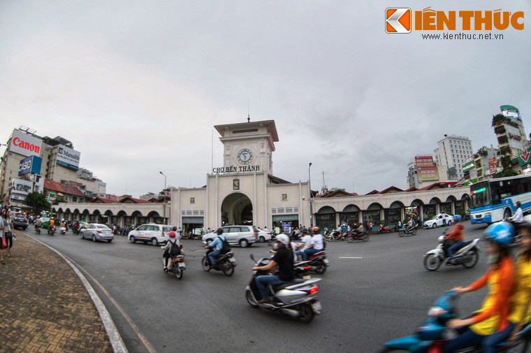 Kể từ khi khánh thành, chợ Bến Thành hoạt động liên tục hơn 100 năm. Vào năm 1985, chợ được cải tạo và sửa chữa lớn, nhưng kiến trúc cơ bản được giữ nguyên.