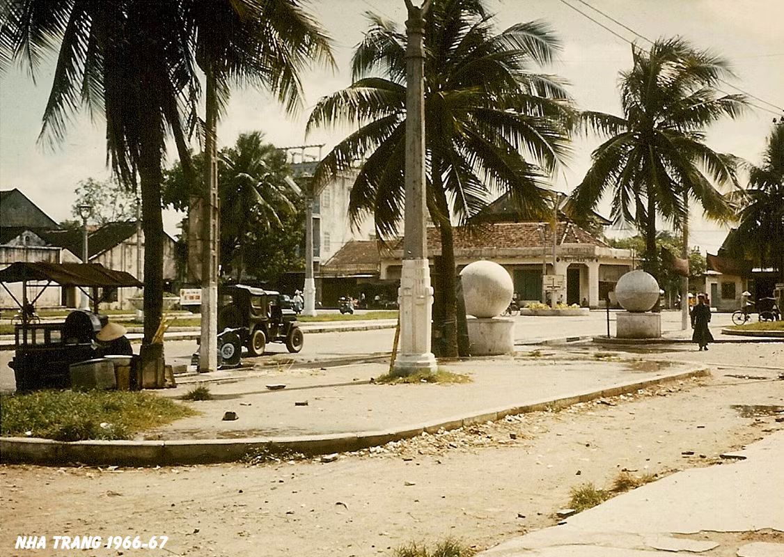 Đường phố ở trung tâm Nha Trang.