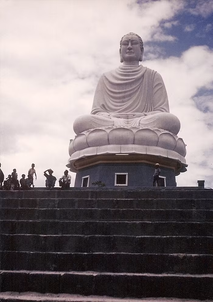 Tượng Phật Trắng của chùa Long Sơn trên đỉnh núi Trại Thủy.