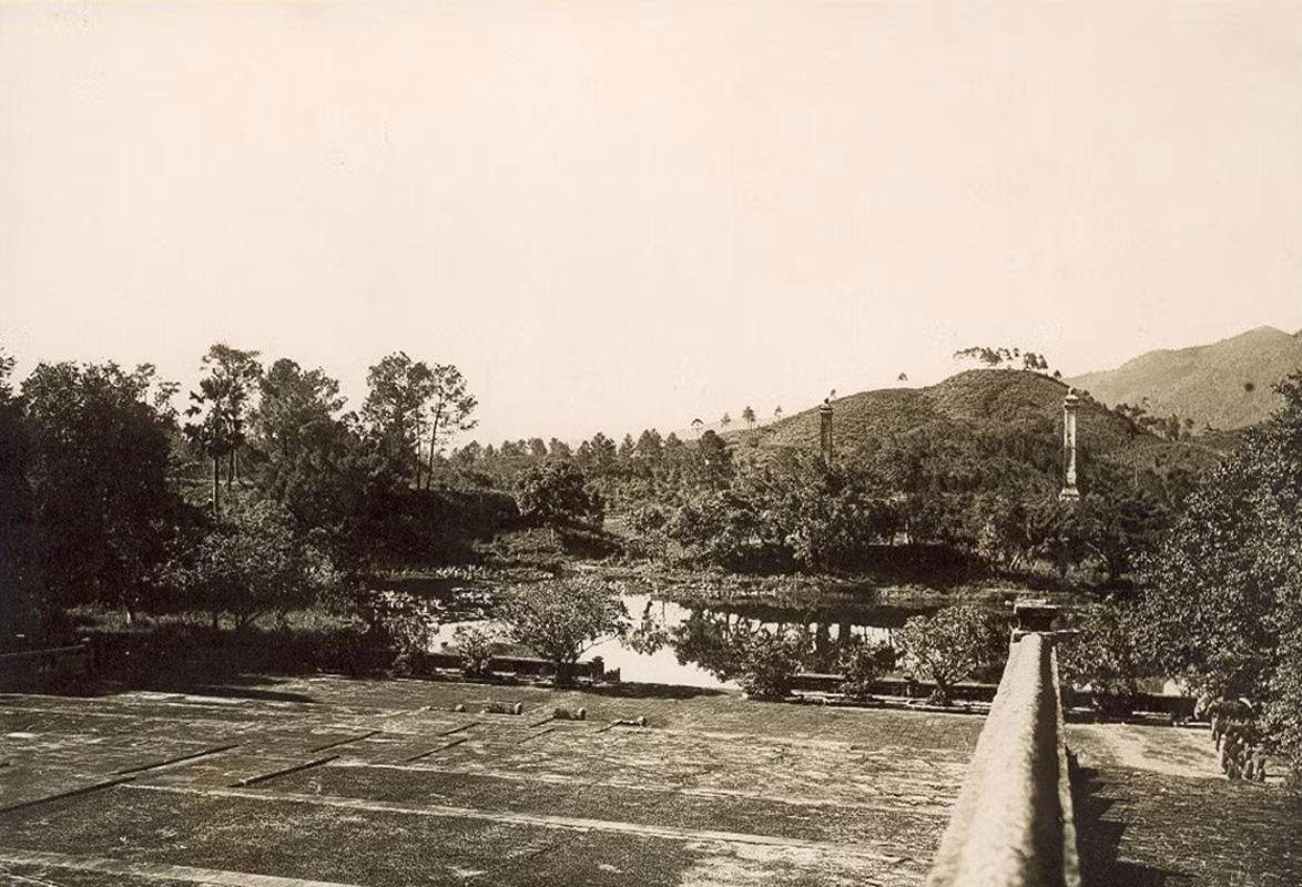 Khu vực phía trước lăng Gia Long với hồ nước, hai trụ biểu và núi Đại Thiên Thọ.