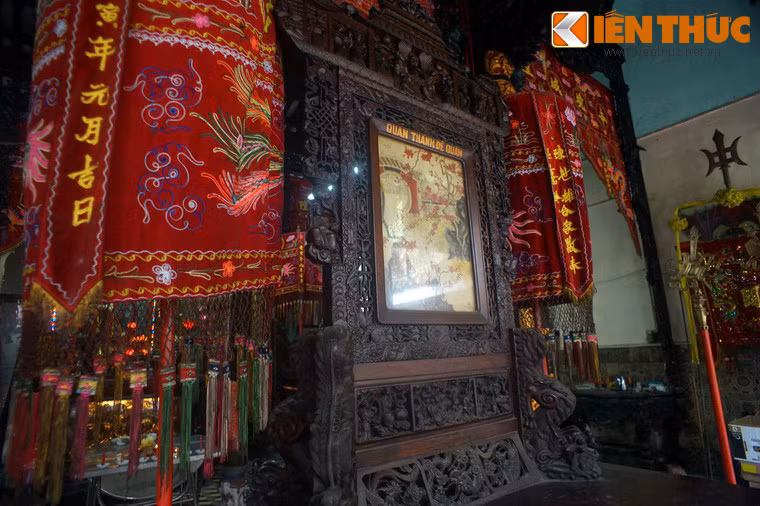 Nét nổi bật nhất của hội quán Nghĩa Nhuận chính là nghệ thuật chạm gỗ mang phong cách Việt Nam nửa cuối thế kỷ 19 và nửa đầu thế kỷ 20.