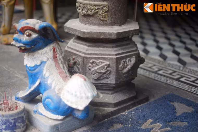 Bên cạnh nghệ thuật chạm khắc gỗ, nghệ thuật chạm khắc đá ở hội quán cũng rất đáng chú ý với các cột đá chạm nổi câu đối, chân kê cột hình bát giác chạm mai, trúc, bầu rượu, túi thơ...