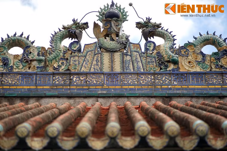 Trang trí gốm sứ trên nóc mái hội quán.