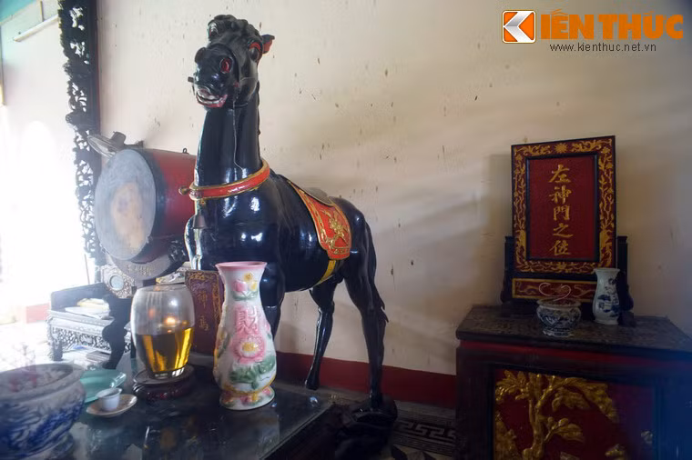 Tiền điện có bàn thờ Tả Thần môn và ngựa Xích Thố bài trí đối xứng với bàn thờ Hữu Thần môn và Chiến sĩ trận vong.