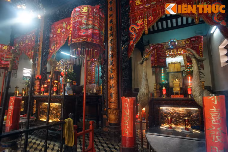 Bên trái khám thờ Quan Đế là gian thờ Thần Thành Hoàng bổn cảnh. Bên phải là khám thờ Bà Thiên Hậu.