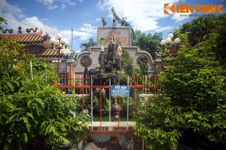 Ao bán nguyệt trước sân hội quán.