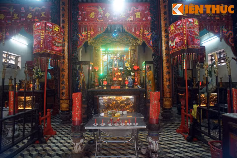 Từ tiền điện qua sân thiên tỉnh thì vào chính điện.