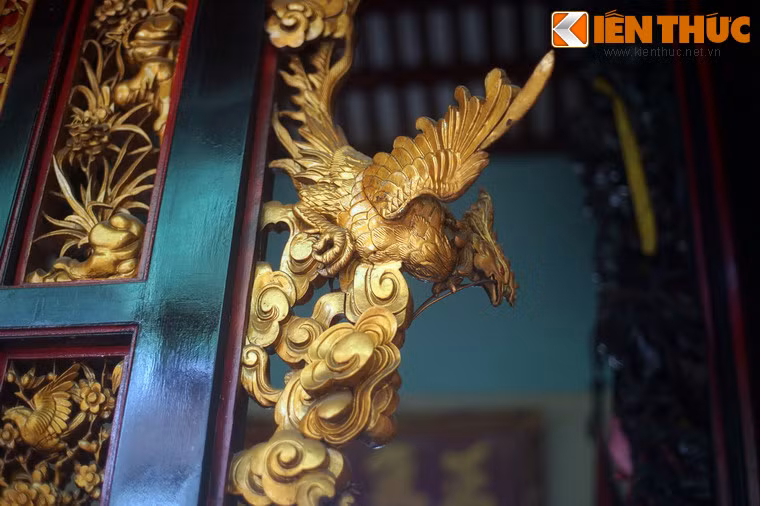 Có thể gặp các tác phẩm chạm gỗ ở khắp nơi trong hội quán: trên tất cả các vì kèo, bao lam cửa, bao lam khám thờ, hương án, câu đối...