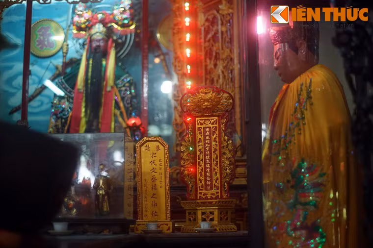 Hầu trước khám thờ là tượng Quan Bình và Châu Xương bằng gỗ cao.