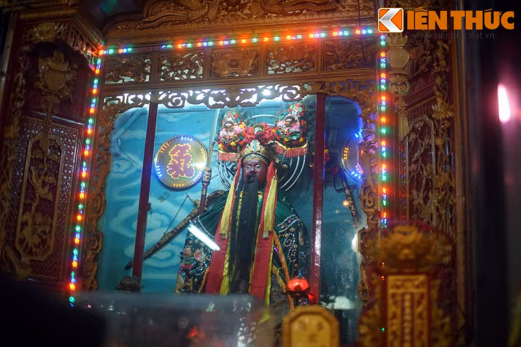 Giữa chính điện có khám thờ Quan Đế với tượng quan Đế bằng gỗ cao khoảng 80cm, ngồi trên ngai.