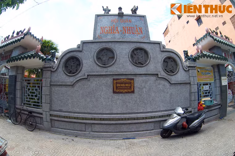 Tọa lạc tại 27 đường Phan Văn Khỏe, phường 13, quận 5,TP HCM, hội quán Nghĩa Nhuận (còn gọi là đình Nghĩa Nhuận) là một di tích lịch sử đáng chú ý của vùng đất Chợ Lớn xưa.