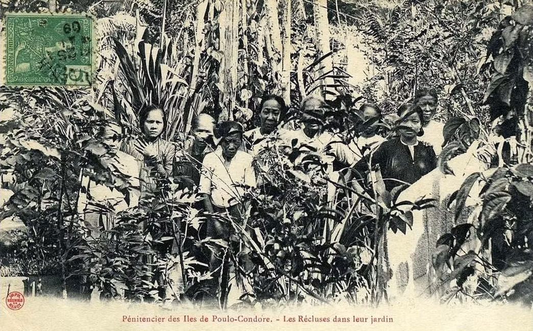 Người dân địa phương trong khu vườn của mình.