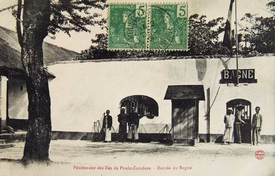 Cổng vào một khu nhà tù ở Côn Đảo.