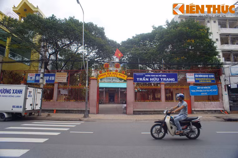 Toạ lạc số 276 đường Trần Hưng Đạo B, quận 5, TP HCM, hội quán Quỳnh Phủ hay chùa Bà Hải Nam là một công trình kiến trúc nghệ thuật mang đậm màu sắc văn hoá của người Hoa gốc Hải Nam.