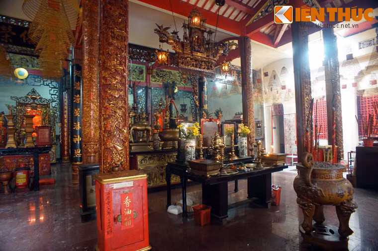 Hội quán còn là nơi thờ Thùy vĩ Thánh nương, Ý Mỹ nương nương và các vị thần linh khác.