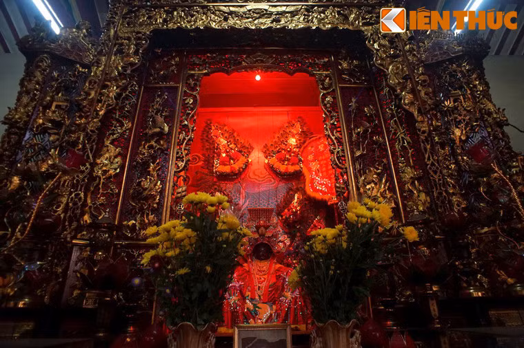 Bàn thờ trung tâm của hội quán là nơi đặt tượng thờ Thánh mẫu Thiên hậu - một vị thần quan trọng trong tín ngưỡng của người Trung Hoa và người Việt gốc Hoa.