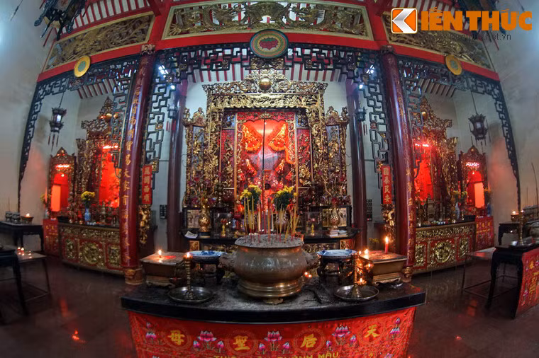 So với Tuệ Thành Hội quán, một địa điểm thờ Bà Thiên Hậu nổi tiếng nằm cách đó không xa, không gian của hội quán Quỳnh Phủ bài trí giản dị hơn, nhưng vẫn toát lên vẻ tôn nghiêm.