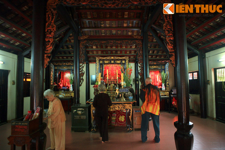 Lịch sử của dinh gắn liền với những câu chuyện về lối sống nhân ái, đạo nghĩa của Thầy Thím - vị thần được thờ trong dinh. Thầy Thím thực chất là tên gọi kép của một vợ chồng đạo sĩ (chồng là Thầy, vợ là Thím) sống vào đầu thời Nguyễn, có nhiều công đức đối với địa phương.