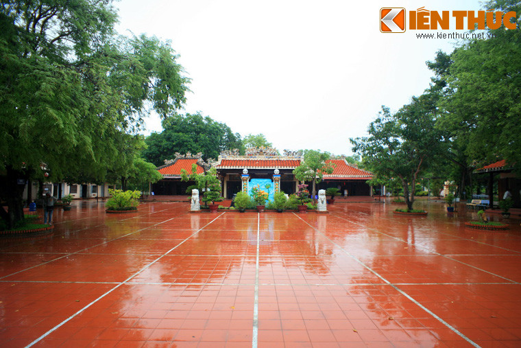 2. Tọa lạc tại xã Tân Tiến, thị xã La Gi, dinh Thầy Thím là một địa điểm tâm linh nổi tiếng của tỉnh Bình Thuận. Được xây dựng vào năm 1879, dinh có dạng kiến trúc như một ngôi đình làng với nhiều công trình mang phong cách thời nhà Nguyễn.