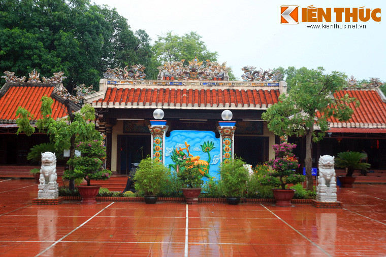 Để tỏ lòng nhớ công đức của Thầy Thím, nhân dân trong vùng lập dinh ở khu rừng Bàu Cái gần nơi hai người tạ thế, lấy ngày 15/9 âm lịch hằng năm là ngày lễ tế. Đến đời Thành Thái, nhà vua ban sắc phong cho Thầy Thím là “Chí Đức Tiên Sinh, Chí Đức Nương Nương Tôn Thần”.