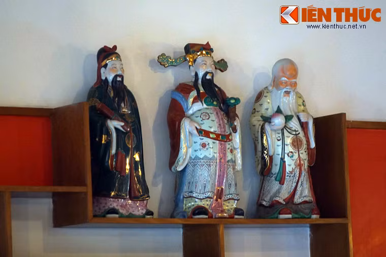 Dường như cách bài trí này phản ánh thế giới quan của bà Mai Anh, vốn là một người hưởng nền giáo dục theo nề nếp, gia phong kiểu phương Đông từ thuở nhỏ nhưng lớn lên trong ảnh hưởng của Tây học.