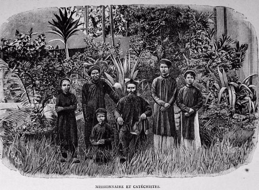 Vị thừa sai (tu sĩ truyền giáo ở ngoại quốc) và các tín đồ đang theo học giáo lý.