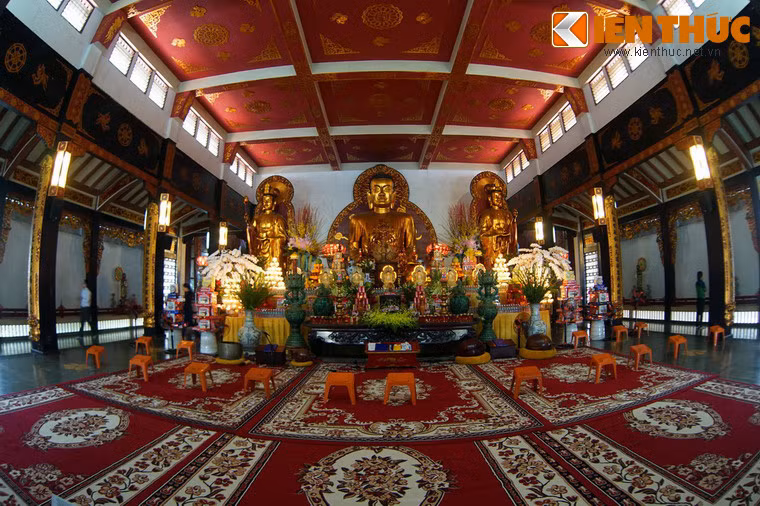 Chính giữa Phật điện là bàn thờ Phật Thích Ca.