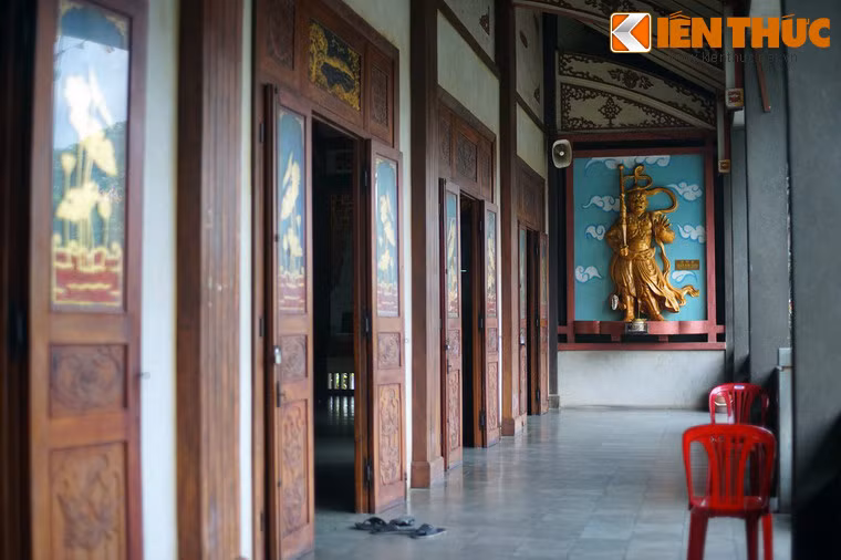 Ở hàng hiên hai bên lối vào, mỗi bên có một pho tượng Kim Cang khá lớn.