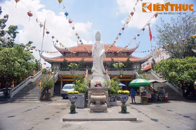 Trước tòa nhà trung tâm là tượng Đức Quán Thế Âm Bồ Tát bề thế.