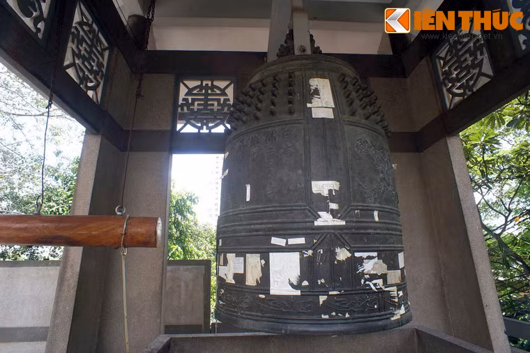 Bên trong treo một đại hồng chung có đường kính 1,8 m, đúc năm 1971, do các Phật tử dòng Tào Động ở Nhật Bản tặng trước năm 1975 để cầu nguyện cho Việt Nam sớm hòa bình.