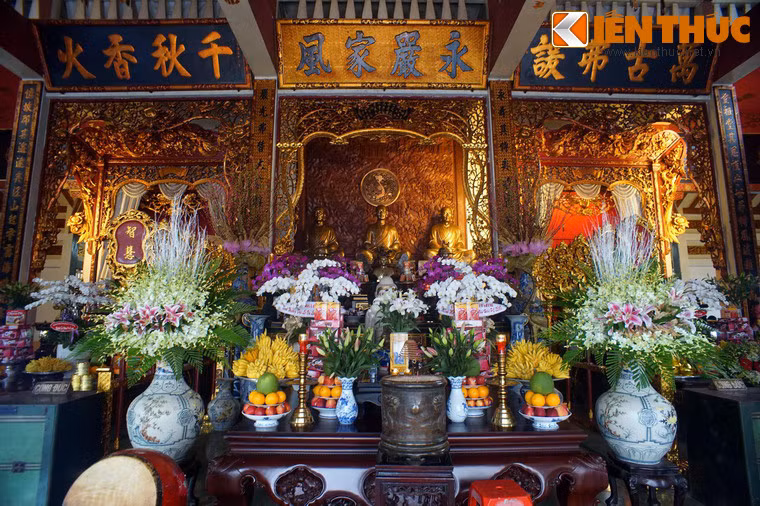 Hậu cung của Phật điện gian có thờ Tổ và những vĩ nhân có công với đất nước.