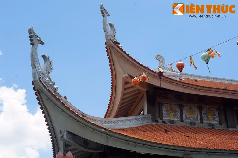 Năm 1971, chùa Vĩnh Nghiêm cơ bản hoàn thành với các hạng mục, gồm tòa nhà trung tâm, Bảo tháp Quán Thế Âm, cơ sở dành cho hoạt động xã hội. Về sau, chùa lần lượt xây thêm các công trình khác, như Bảo tháp Xá Lợi Cộng đồng, Tháp đá Vĩnh Nghiêm, Phương trượng đường, khách đường...