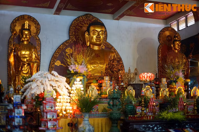 Hai bên có Bồ Tát Văn Thù (bên trái) và Bồ Tát Phổ Hiền (bên phải).