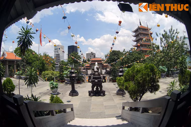 Sau khi hoàn thành, chùa tọa lạc trên một khuôn viên rộng thoáng, diên tích khoảng 6.000 m2. Kiến trúc chùa mang lối cổ miền Bắc Việt Nam, nhưng xây bằng kỹ thuật và vật liệu xây dựng thời hiện đại.