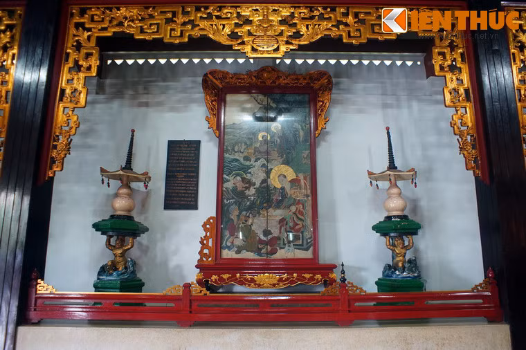 Dọc theo tường hai bên Phật điện có các tranh La Hán.