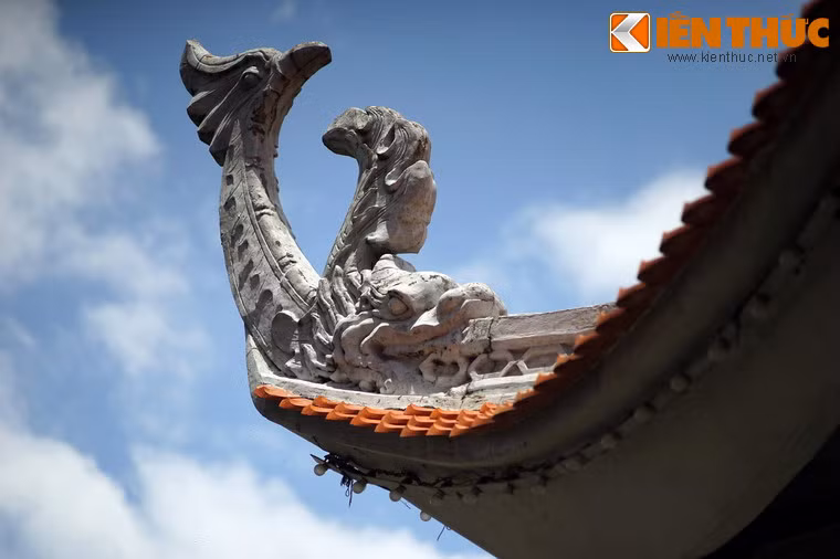 Hình linh vật ở các góc Phật điện.