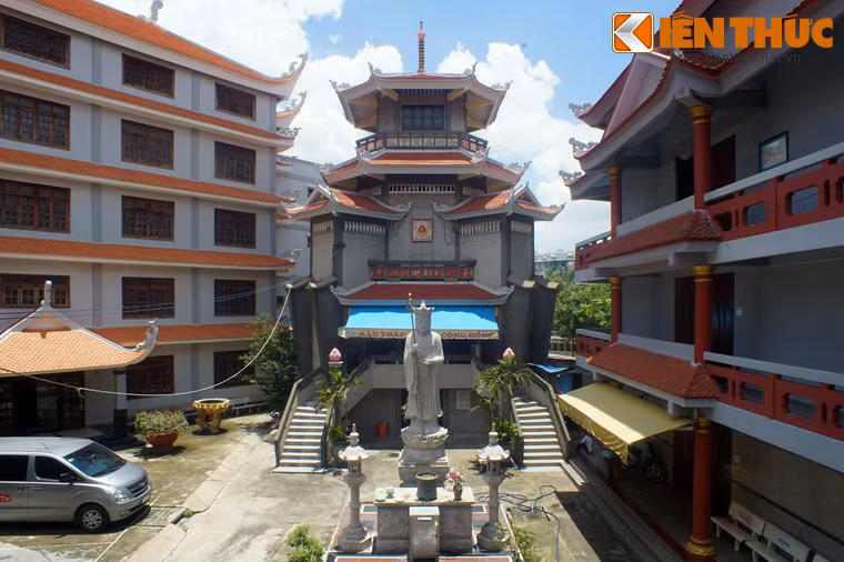 Tháp Xá Lợi Cộng đồng xây phía sau chùa, có 4 tầng, cao 25 m dựng năm 1982, hoàn thành năm 1984. Tháp cũng được xây theo một kiểu khá độc đáo. Đây là nơi để lọ đựng tro thi hài người đã khuất mà thân nhân của họ gửi và gìn giữ ở chùa.