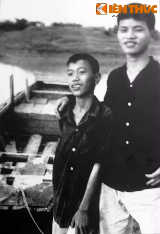 Em Xuân Bình (phải) đã dũng cảm chèo đò đưa bộ đội qua sông.