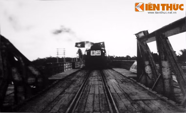 Khai thông cầu Bắc Giang sau trận đánh phá của Mỹ năm 1966.