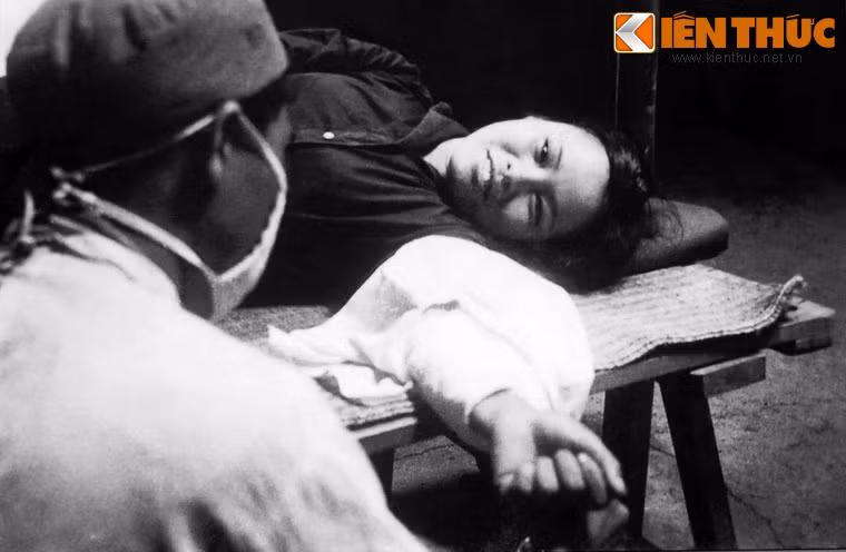 Chị Trần Thị Suối 19 tuổi là y tá huyện Yên Ninh - Yên Sơn đang tiếp máu cho bộ đội.