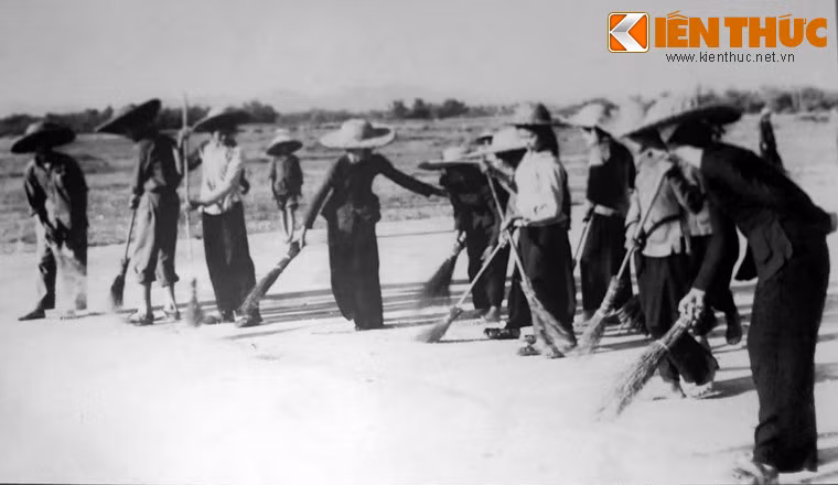 Trung đội nữ dân quân xã Quốc Tuấn, huyện Sơn Động, tỉnh Hà Bắc vừa chiến đấu vừa lao động năm 1968.