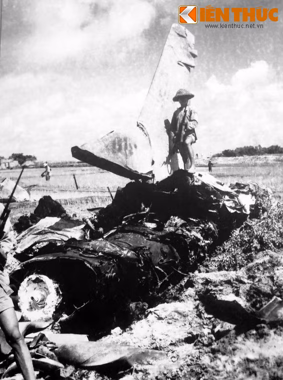 Xác máy bay Mỹ bị bắn rơi tại xã Bích Sơn, huyện Vĩnh Yên, Bắc Giang.