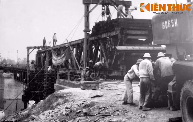 "Địch phá ta cứ đi" - Đội Cầu thuộc Bộ giao thông làm cầu mới tháng 8/1972.
