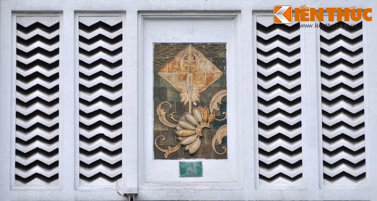 Các phù điêu gốm này do các nghệ nhân gốm Biên Hòa thực hiện vào năm1952.