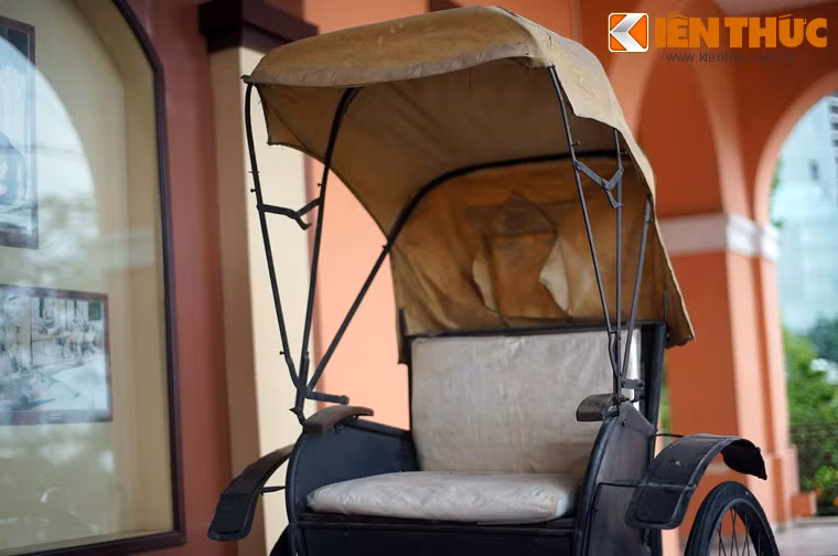 Năm 1883, xe kéo tay xuất hiện lần đầu tại Hà Nội do Thống sứ Jean Thomas Raoul Bonnal cho nhập khẩu từ Nhật Bản. Gần 15 năm sau, loại xe này mới có mặt trên đường phố Sài Gòn.