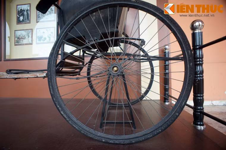 Năm 1884, một nhà thầu Pháp cho sản xuất khoảng 50 chiếc xe kéo cung cấp cho cả miền Bắc. Từ đây, chiếc xe kéo dần dần trở nên quen thuộc tại Hà Nội. Sau đó, một hãng cho thuê xe kéo được thành lập.