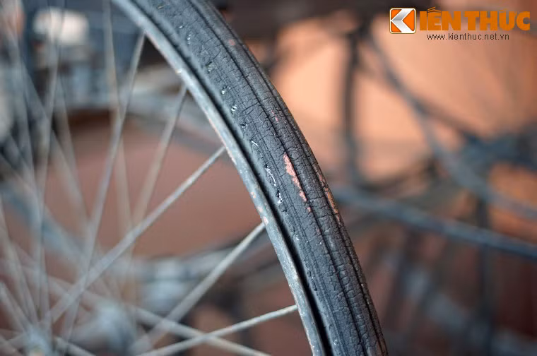 Thời kì đầu, những chiếc xe kéo có bánh xe bằng sắt, chạy không êm. Sau chúng được thay bằng bánh lốp cao su.