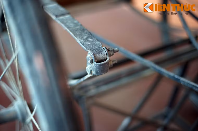 Sau khi Việt Nam giành được độc lập vào năm 1945, xe kéo tay đã bị chính phủ Việt Nam Dân chủ Cộng hòa cấm sử dụng. Loại xe này đã nhanh chóng biến mất khỏi đời sống, và ngày nay chỉ còn được biết đến qua các tư liệu lịch sử hay hiện vật trong bảo tàng.