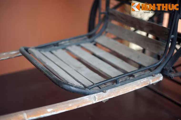 Trong suốt nhiều thập niên, xe kéo tay đã trở thành biểu tượng cho sự giàu có và uy quyền của giới thượng lưu Việt. Chỉ người quyền thế hoặc có của mới ngồi xe kéo, trong khi dân thường di chuyển chủ yếu bằng cách đi bộ hoặc phương tiện công cộng.